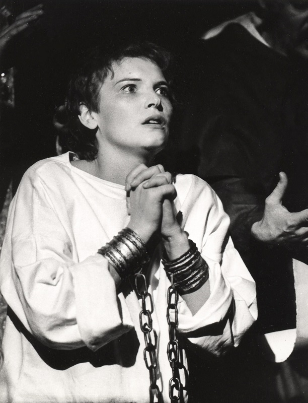 File:Saukas, Katrin (Jeanne d’Arc – Katrin Saukas. Shaw’ „Püha Johanna”. Noorsooteater, 1982, erakogu).jpg